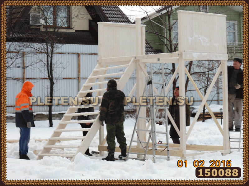 процесс сборки деревянной горки