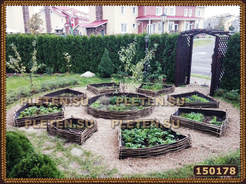 Плетеные клумбы в форме секторов для декорирования двора | клумба в виде  цветка и солнышка арт. 150178